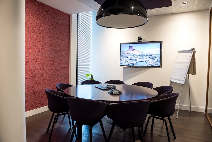 Fotografia de sala de reuniões com TV de ecrã plano para comunicação - como usar digital signage em centros de estudos e explicações