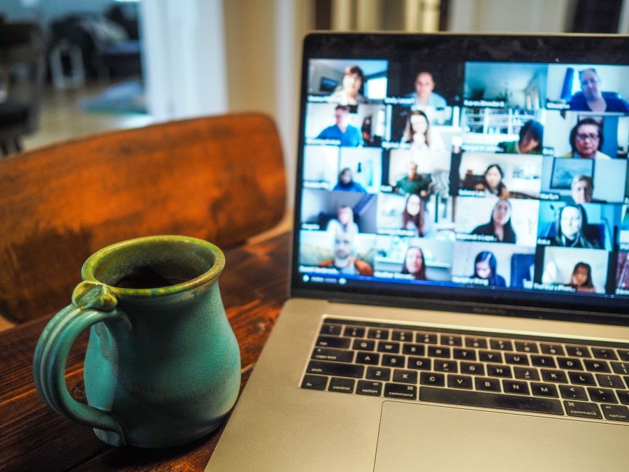Ecrã de computador portátil com imagem de aplicativo de reunião com várias pessoas em video-conferência - Marketing Digital Home Office.