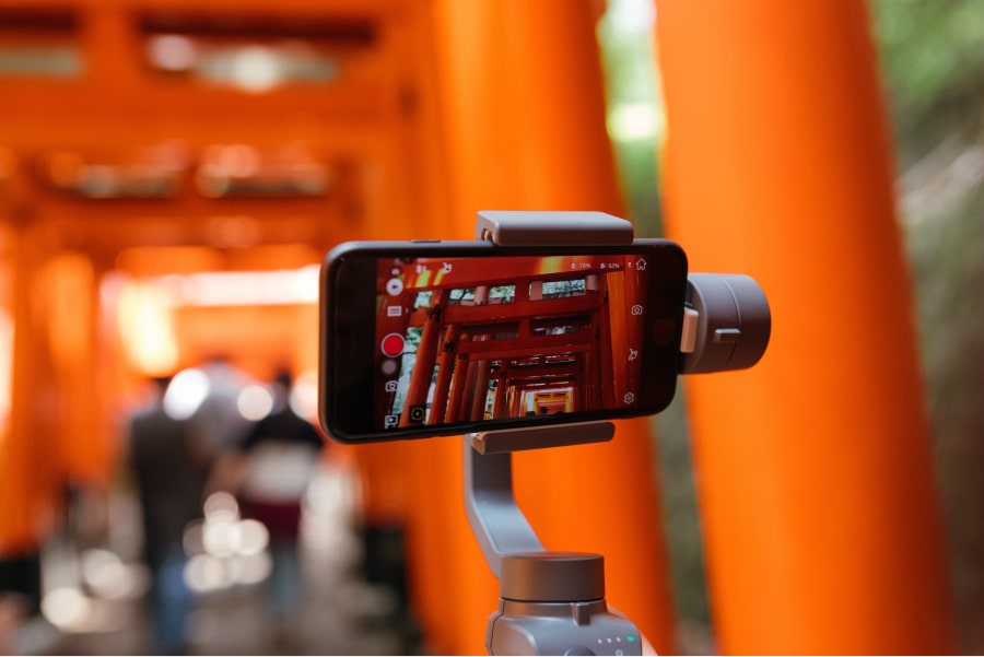 Um telemóvel em tripé em modo de gravação de vídeo. Comunicação Visual – O que é e como pode ajudar o seu negócio ou projeto